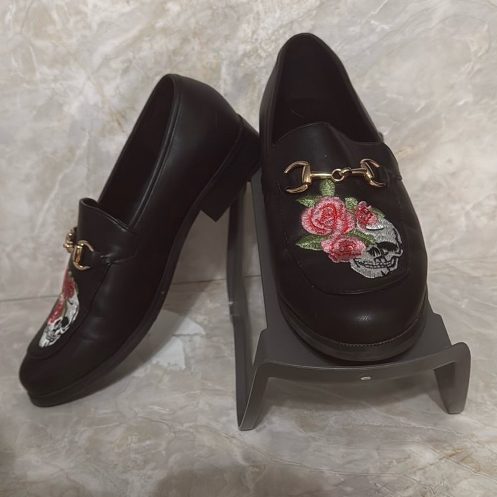 Skull & Roses Embroidered Black Loafers